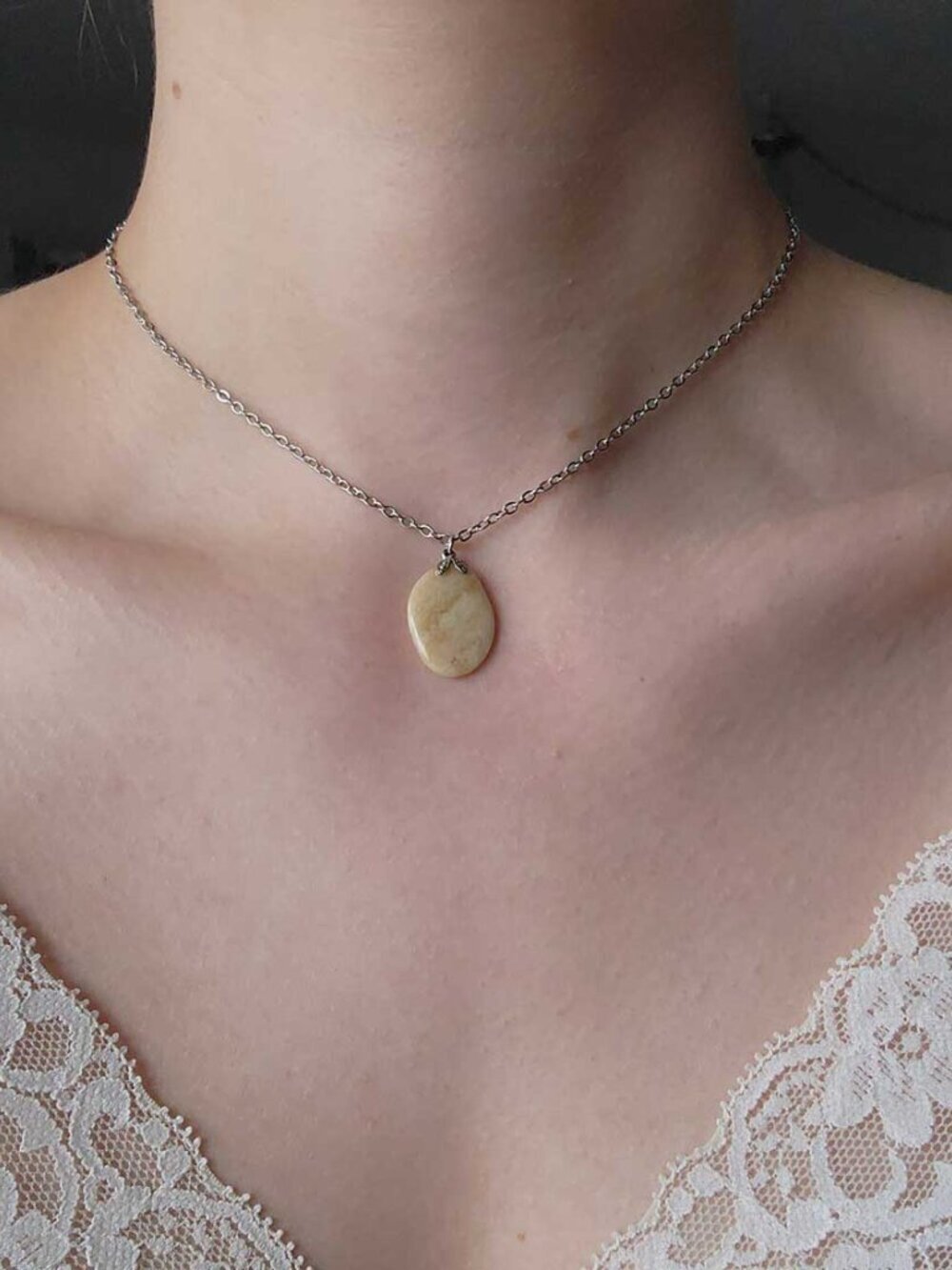 Silver and beige natural stone necklace with a small silver chain - Picture 3 of 10